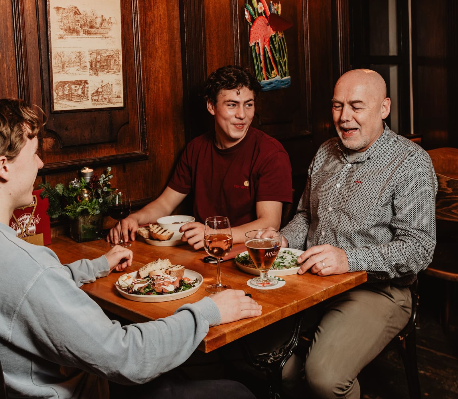 Drie generaties samen aan tafel