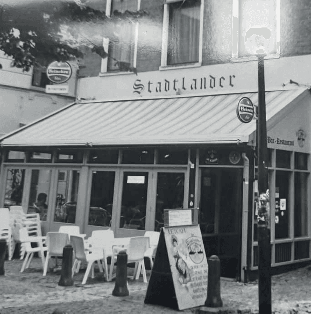 Zwart-witfoto van de oorspronkelijke pui met gotische Stadtlander-belettering