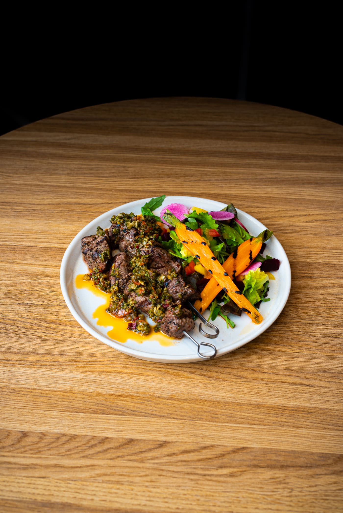 Spies met salade en chimichurri